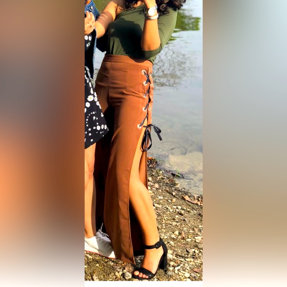 High slit pant
Size:XS
Medium stretchable
Color: Brown